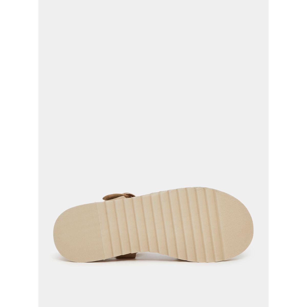 صندل فلات مزين بحلية معدنية وإبزيم غلق-women-shoes-sandals-flats-image-7