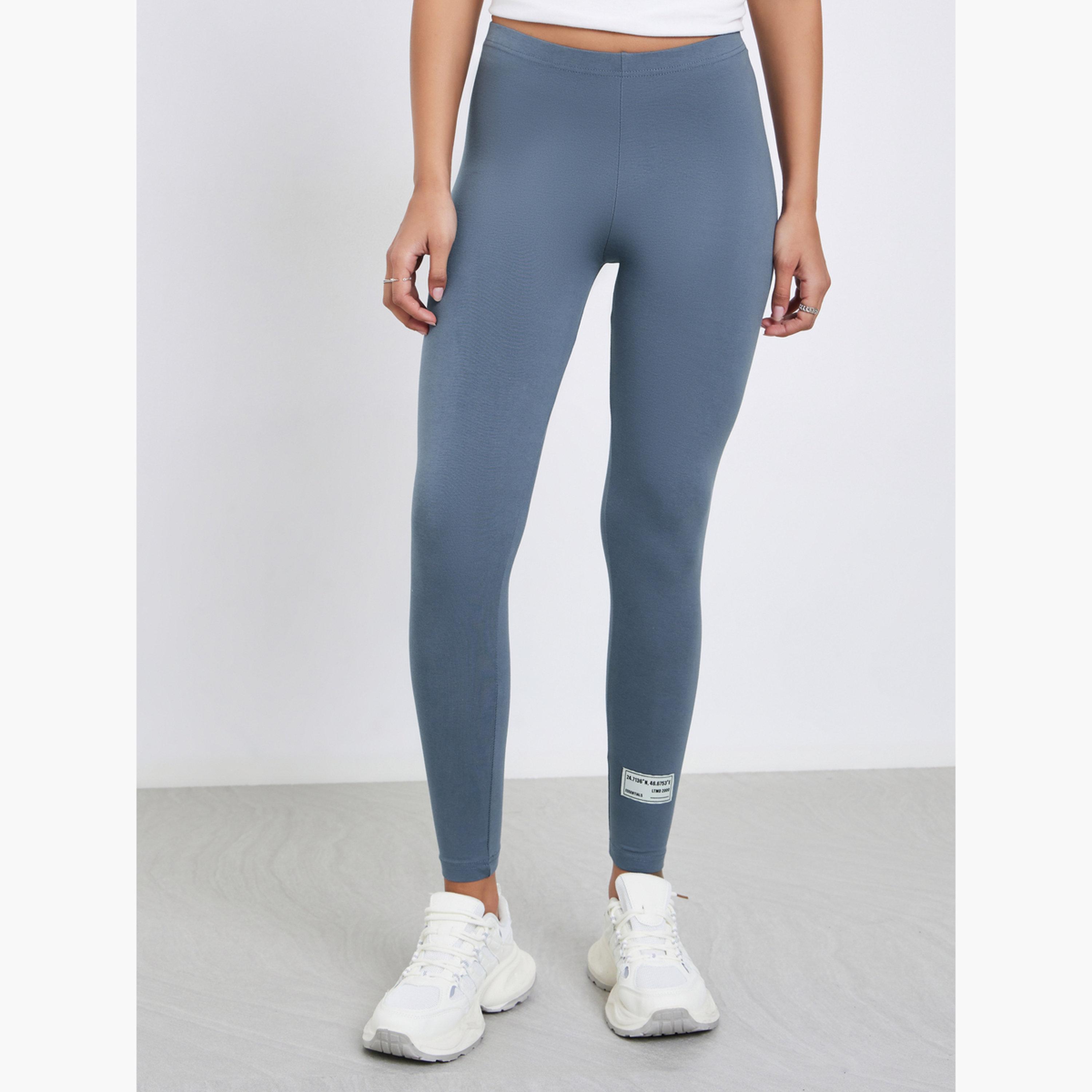 ستايلي - بنطال ضيق رمادي سادة مع تفاصيل شارة للنساء-women-clothing-bottoms-leggings-image-1