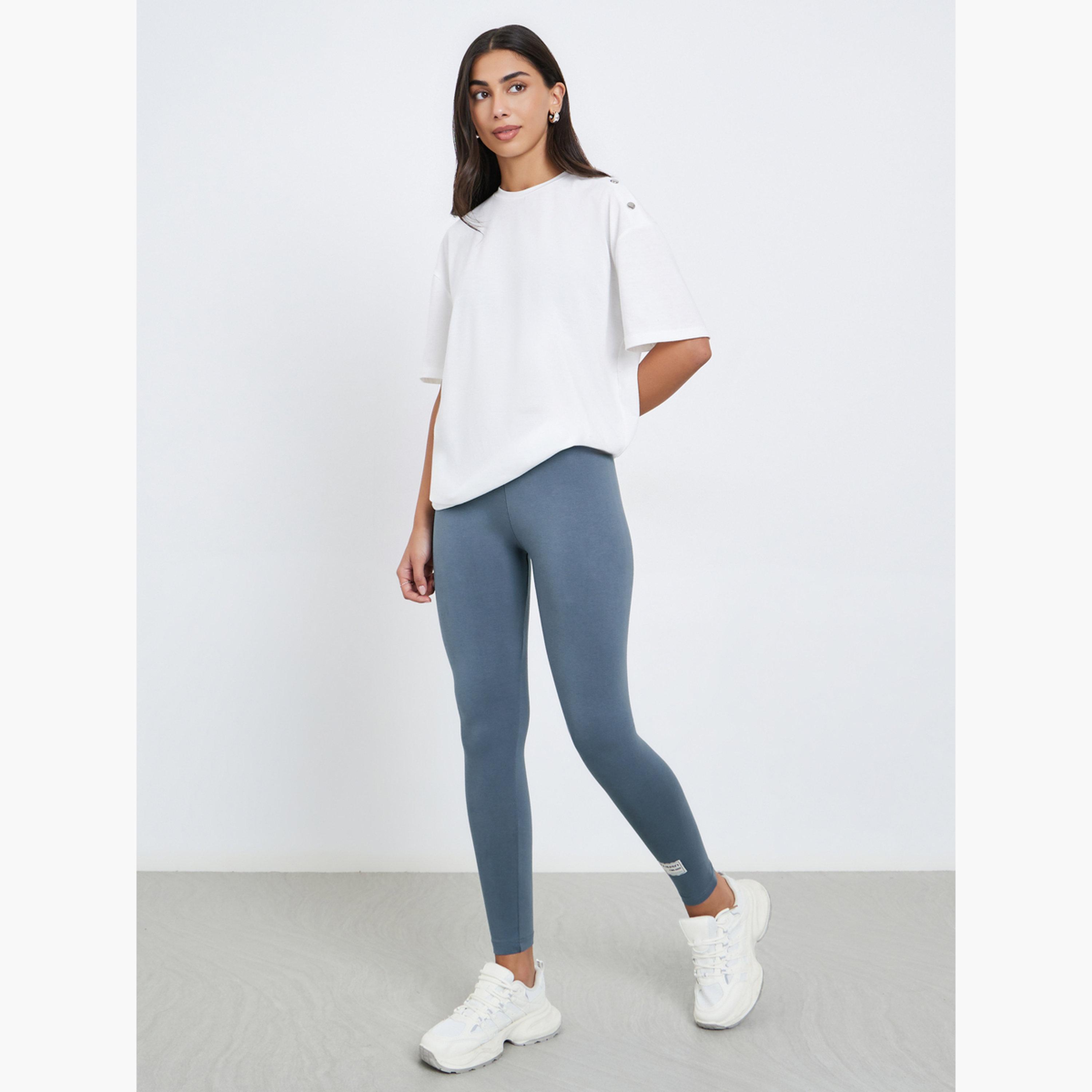 ستايلي - بنطال ضيق رمادي سادة مع تفاصيل شارة للنساء-women-clothing-bottoms-leggings-image-2