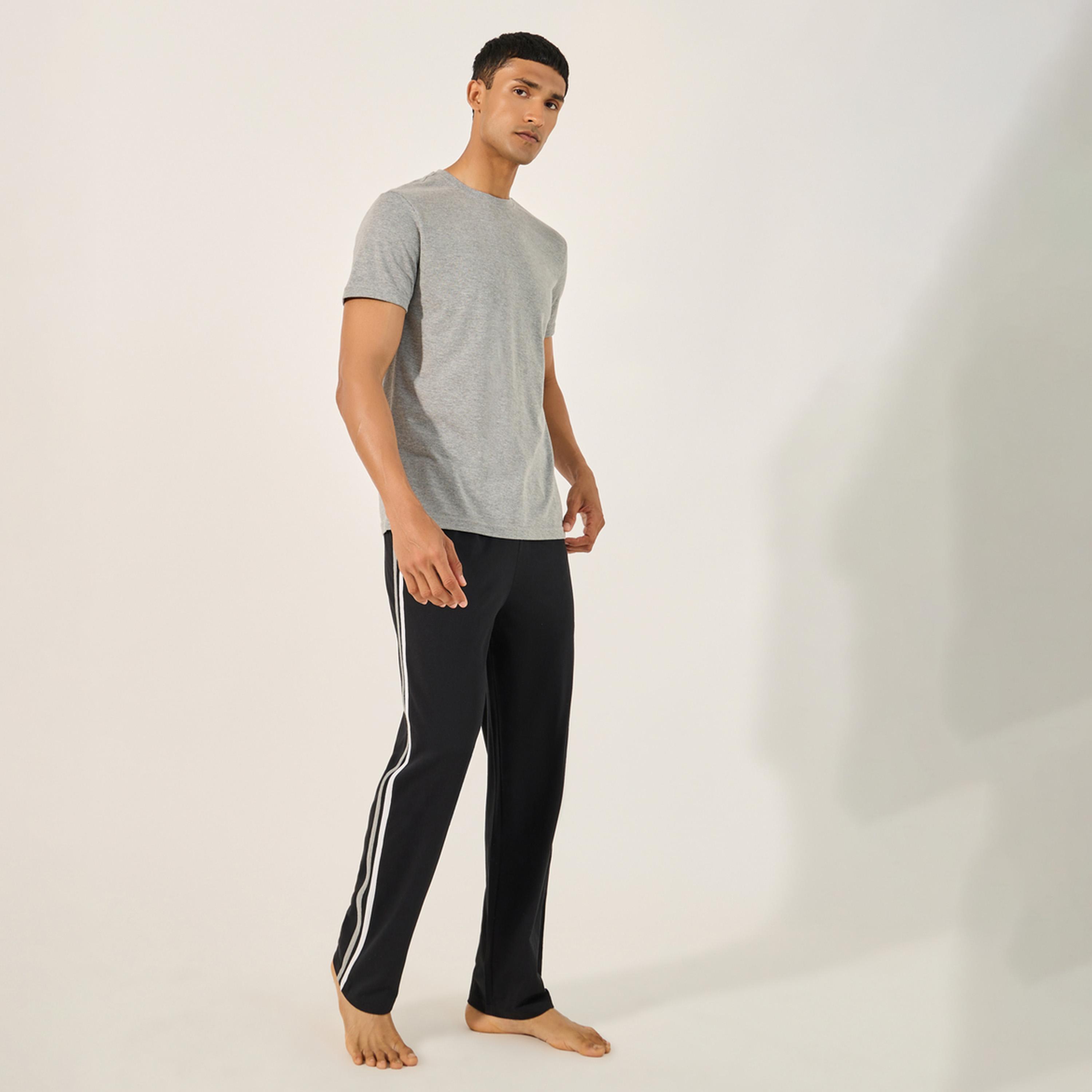 ستايلي - طقم تي شيرت سادة بياقة دائرية مع بنطال بيجامة مخطط-men-clothing-nightwear-sets-image-1
