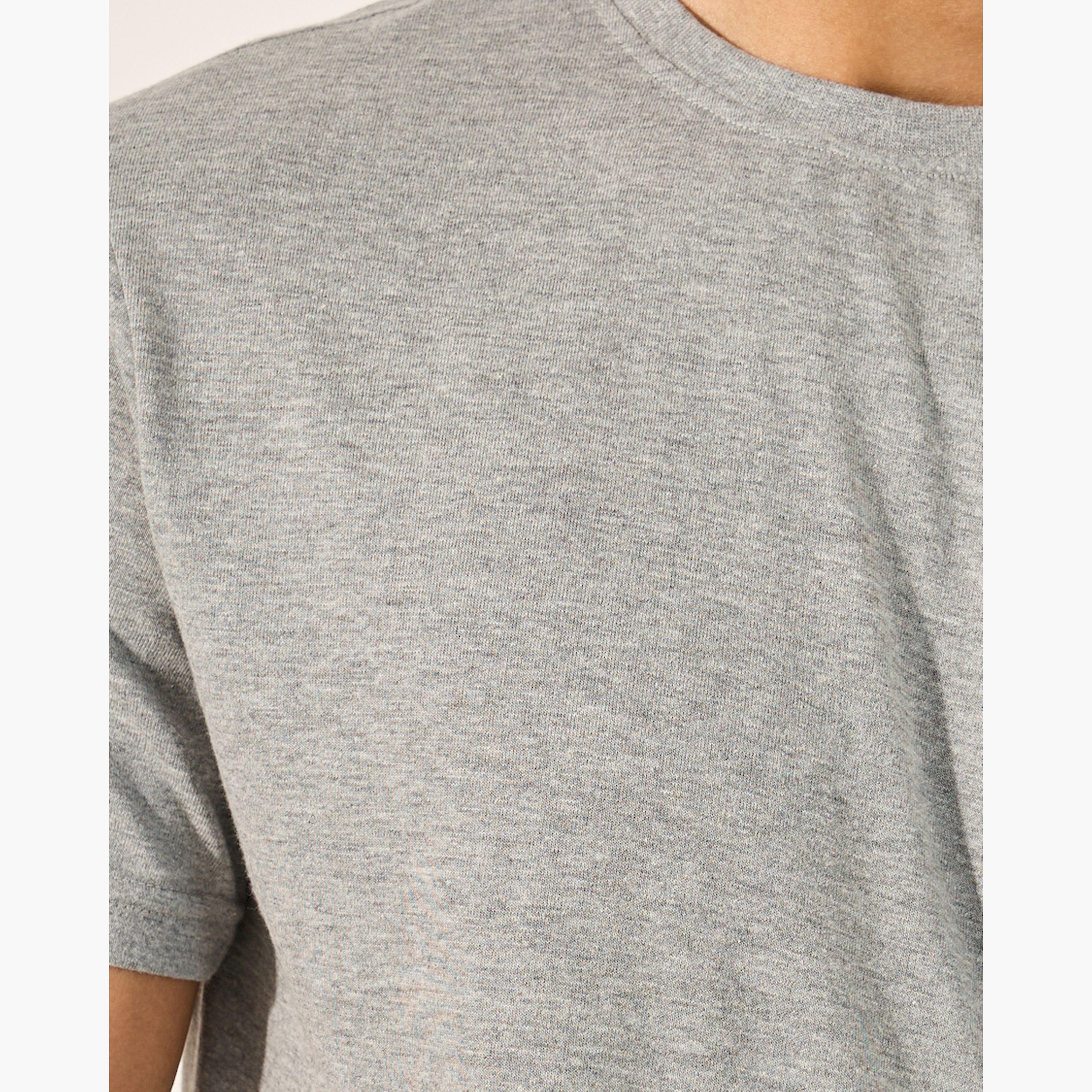 ستايلي - طقم تي شيرت سادة بياقة دائرية مع بنطال بيجامة مخطط-men-clothing-nightwear-sets-image-3