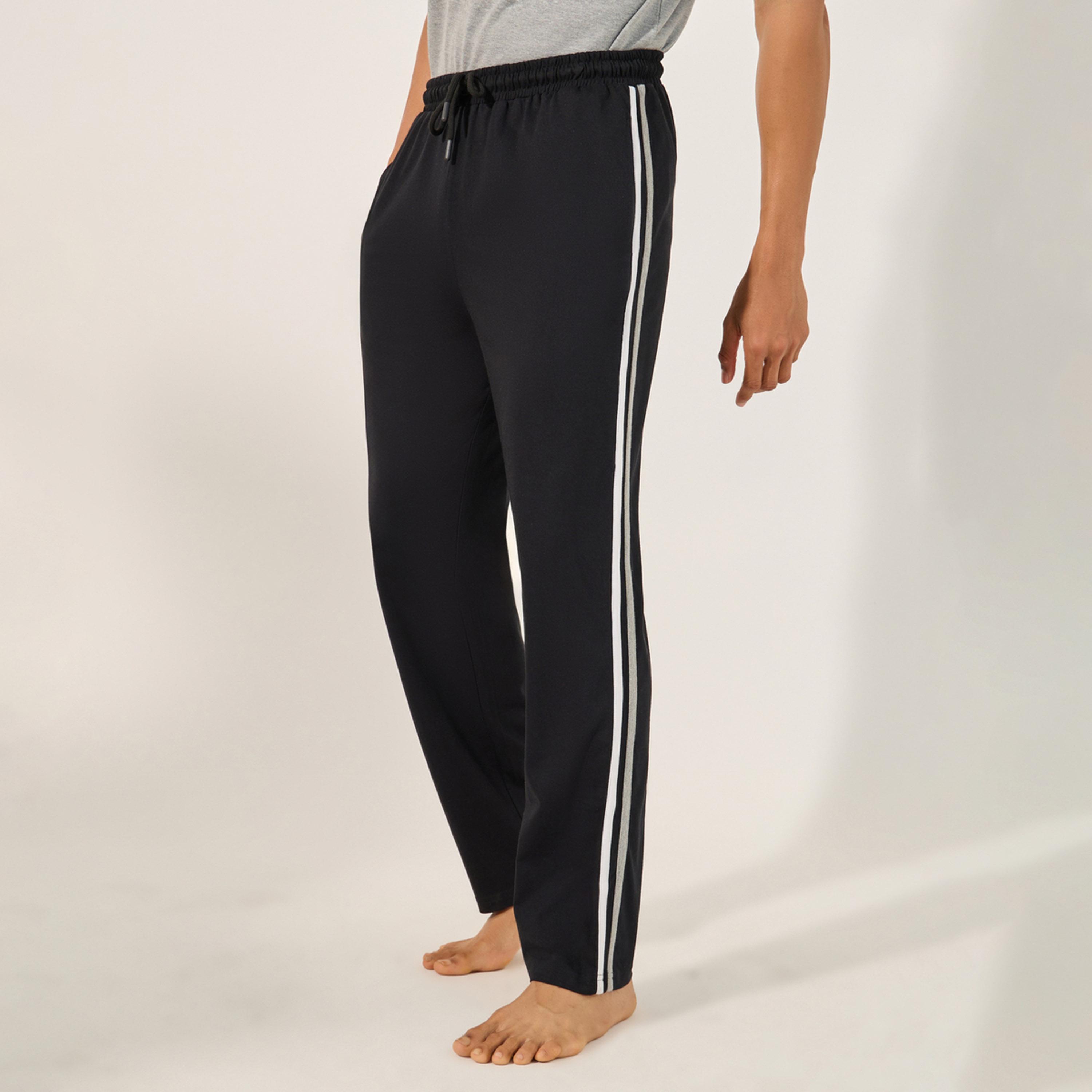 ستايلي - طقم تي شيرت سادة بياقة دائرية مع بنطال بيجامة مخطط-men-clothing-nightwear-sets-image-5
