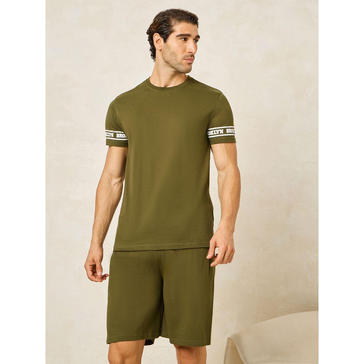 مجموعة من شورت وتيشيرت باكمام قصيرة-men-clothing-nightwear-sets-image-2