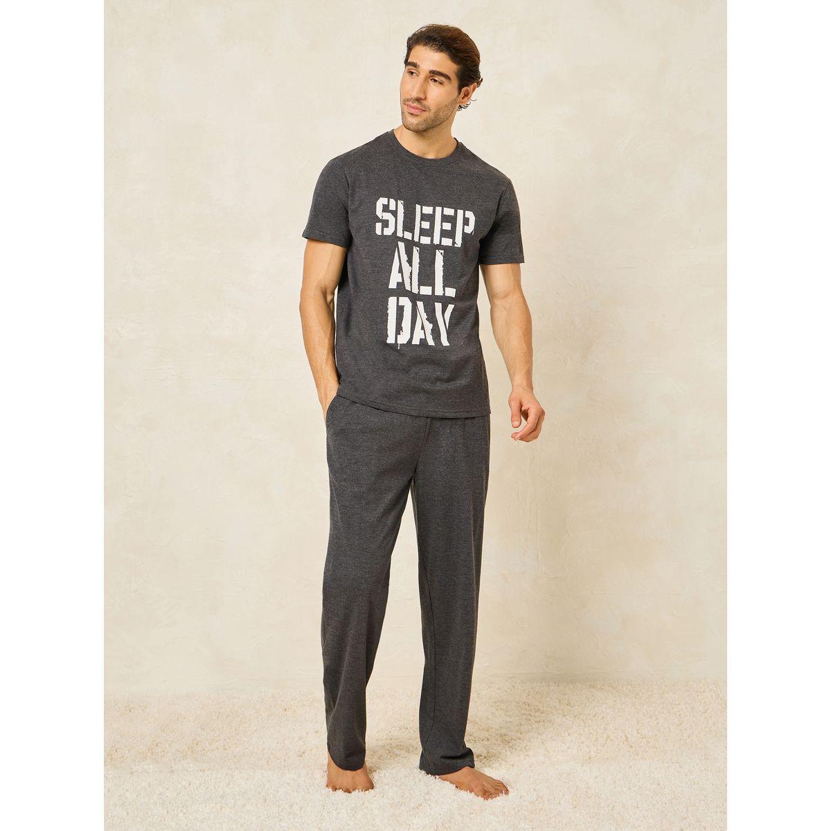 مجموعة من بنطال بيجاما مع تيشيرت مطبع بكتابة-men-clothing-nightwear-sets-image-1