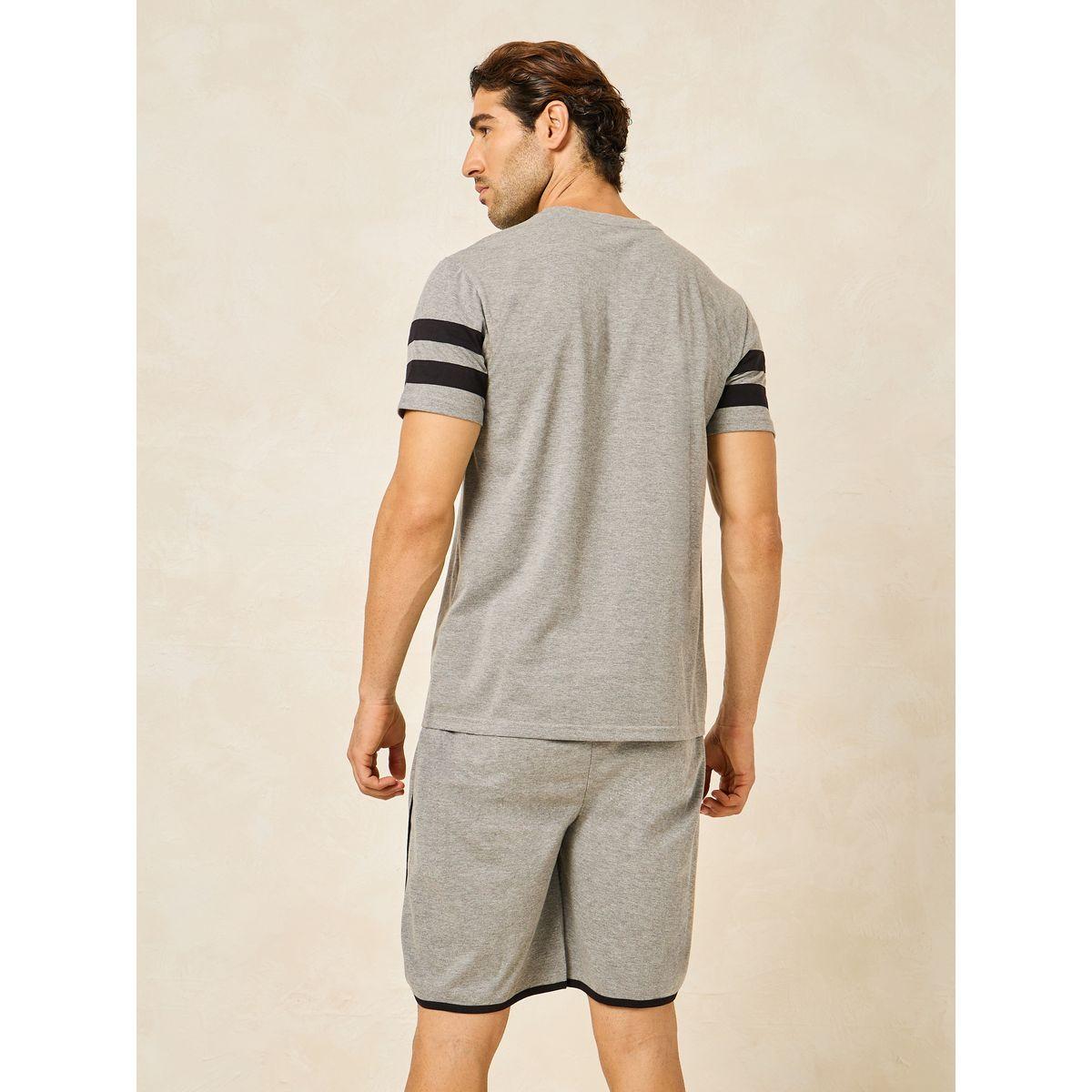 مجموعة من شورت مع تيشيرت باكمام مخططة-men-clothing-nightwear-sets-image-5