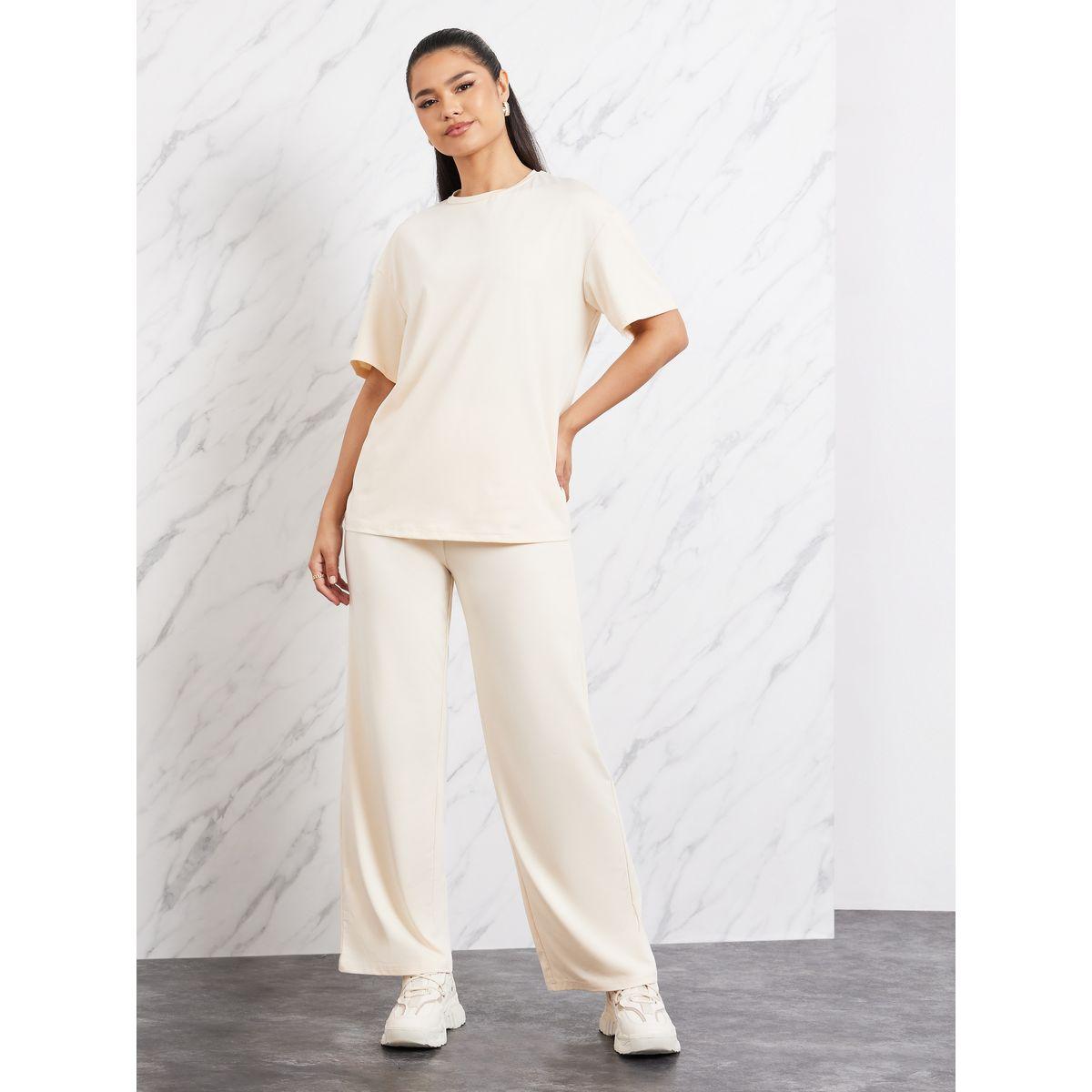 طقم منسق من بنطال وتيشيرت باكتاف منخفضة-women-clothing-coordsets-image-1