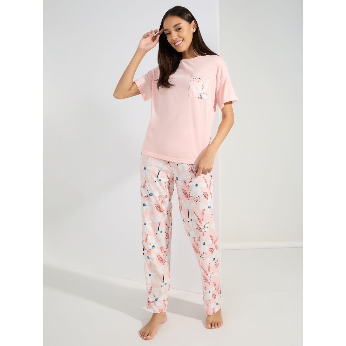 طقم من بنطال بيجاما مع تيشيرت بطبعة جرافيك-women-clothing-nightwear-pyjamas-longsets-image-1