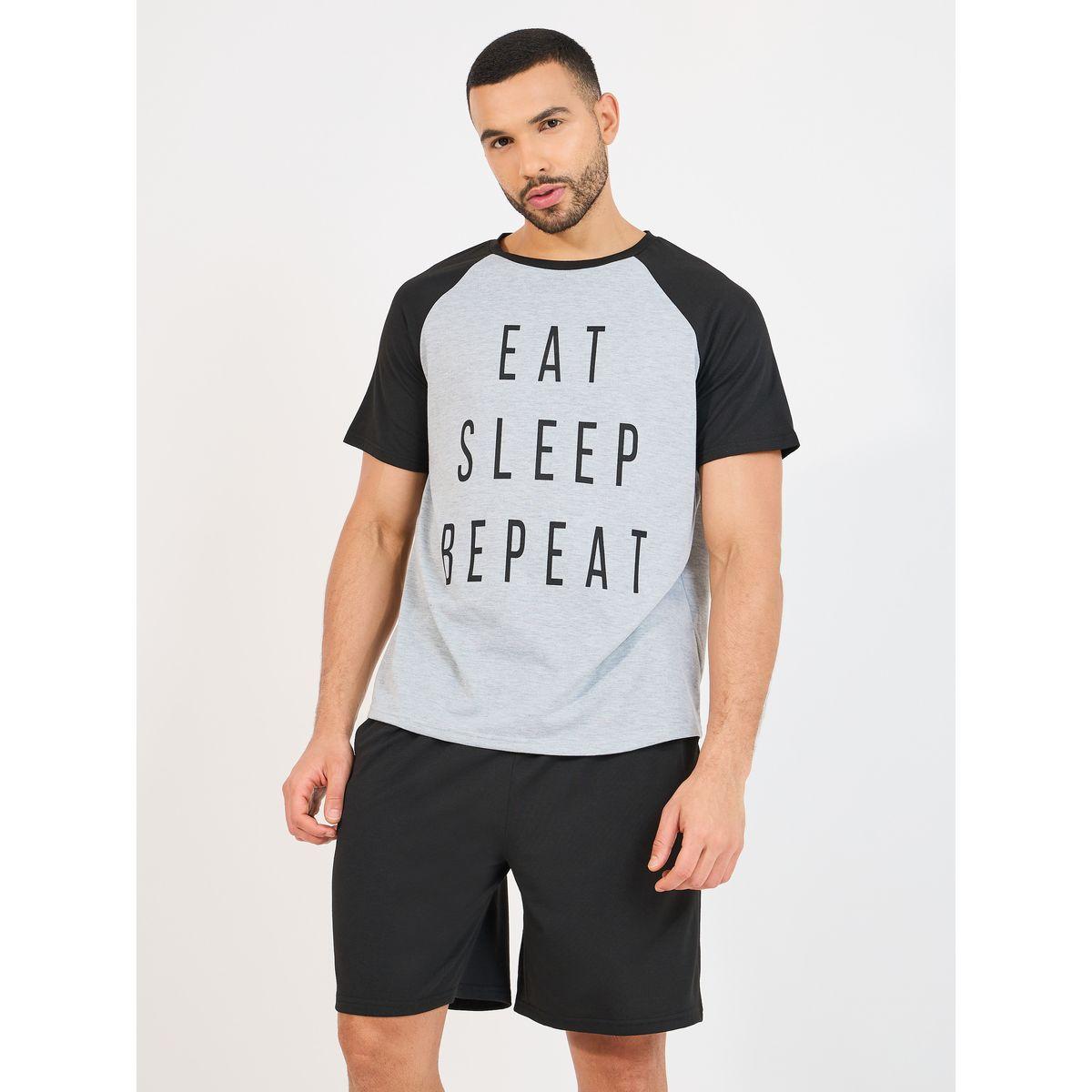 مجموعة من شورت مع تيشيرت بطبعة كتابة-men-clothing-nightwear-sets-image-1