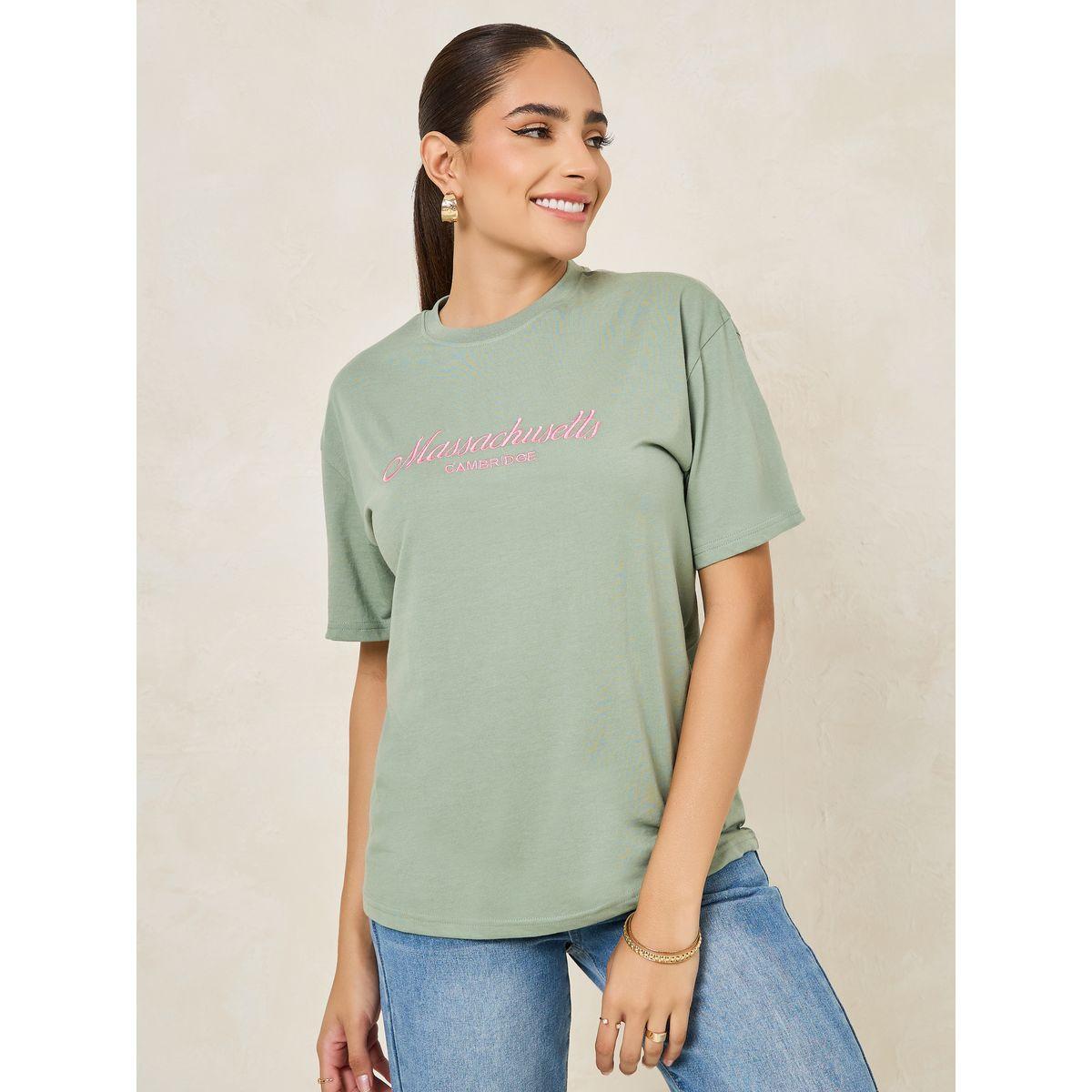 تيشيرت فضفاض بتفاصيل كتابة مُطرّزة-women-clothing-tshirts-image-1