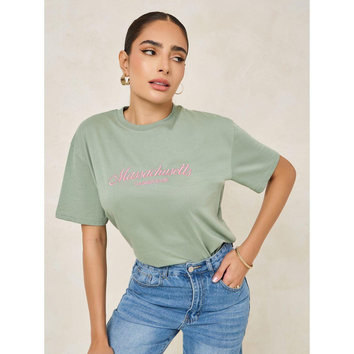 تيشيرت فضفاض بتفاصيل كتابة مُطرّزة-women-clothing-tshirts-image-3