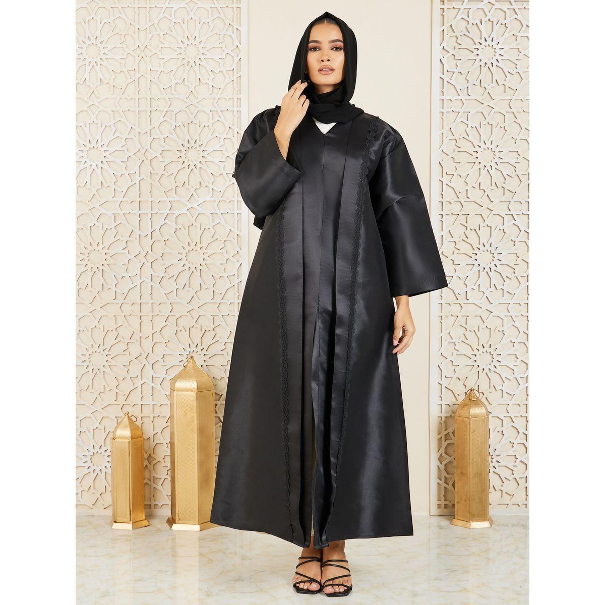 عباية ساتان مُطرّزة بتفاصيل دانتيل موديست × ستايلي-women-arabicclothing-abayas-image-1