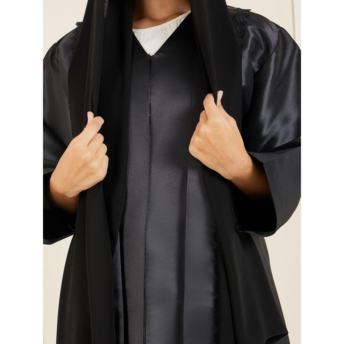 عباية ساتان مُطرّزة بتفاصيل دانتيل موديست × ستايلي-women-arabicclothing-abayas-image-4