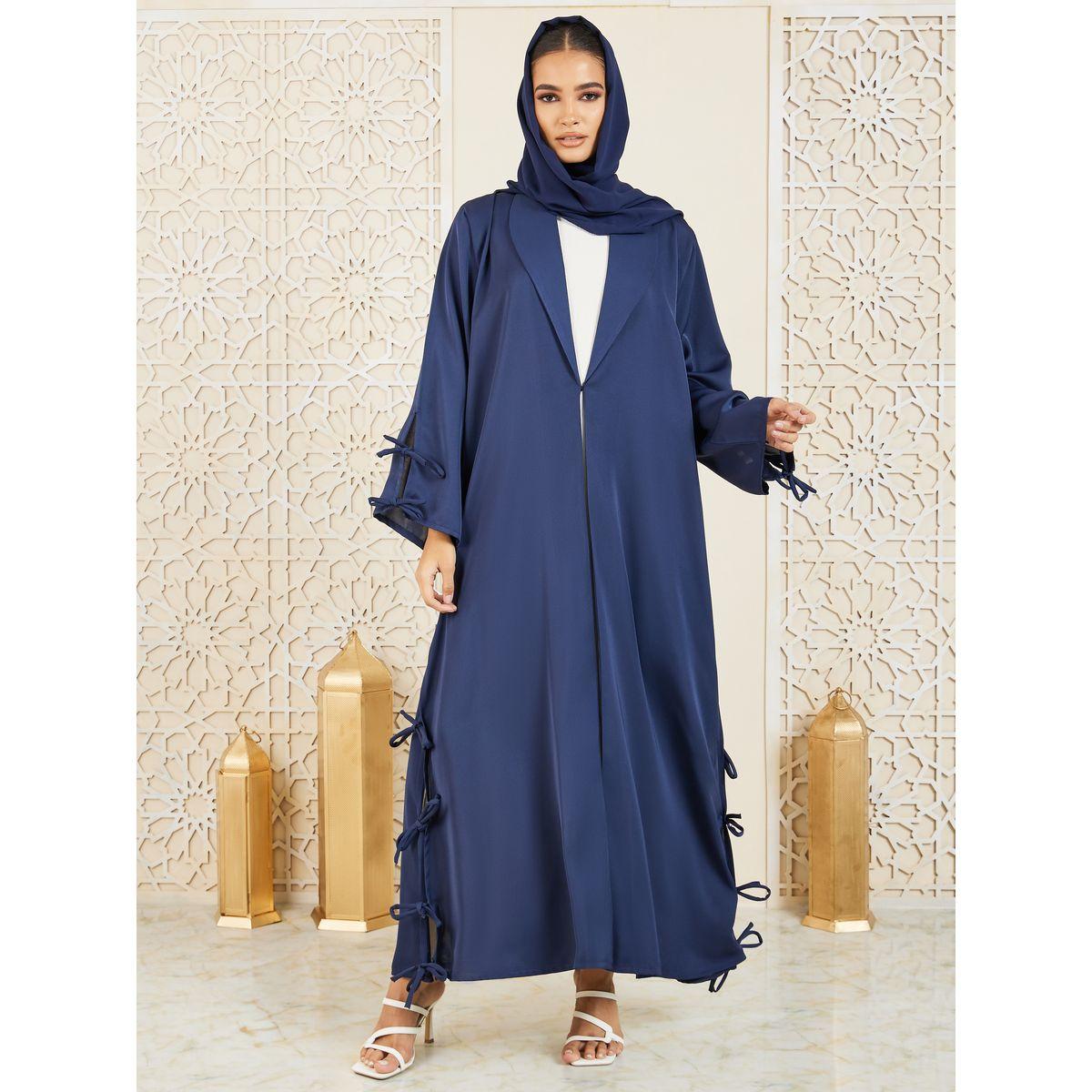 عباية مزينة بربطات معقودة مع زر غلق موديست × ستايلي-women-arabicclothing-abayas-image-1