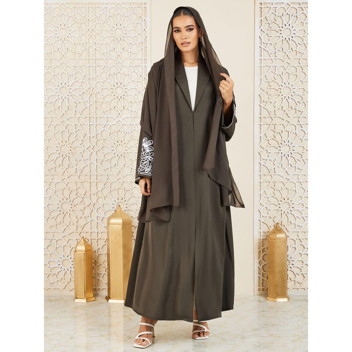 عباية بتفاصيل مُطرّزة مع زر غلق موديست × ستايلي-women-arabicclothing-abayas-image-2