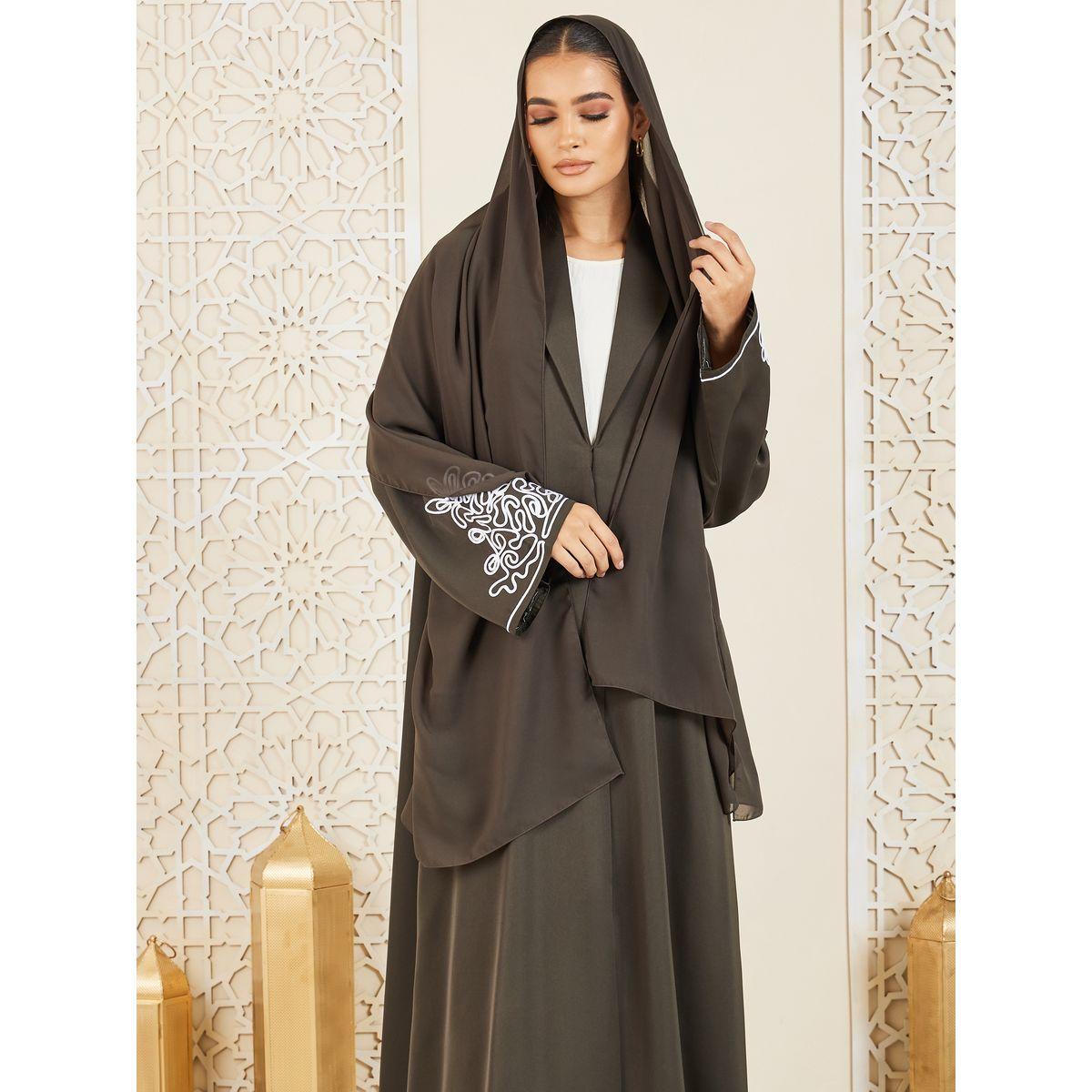 عباية بتفاصيل مُطرّزة مع زر غلق موديست × ستايلي-women-arabicclothing-abayas-image-3