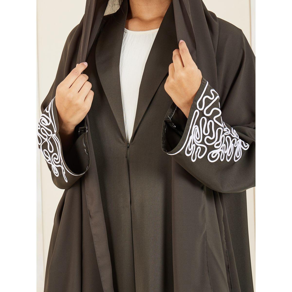 عباية بتفاصيل مُطرّزة مع زر غلق موديست × ستايلي-women-arabicclothing-abayas-image-4