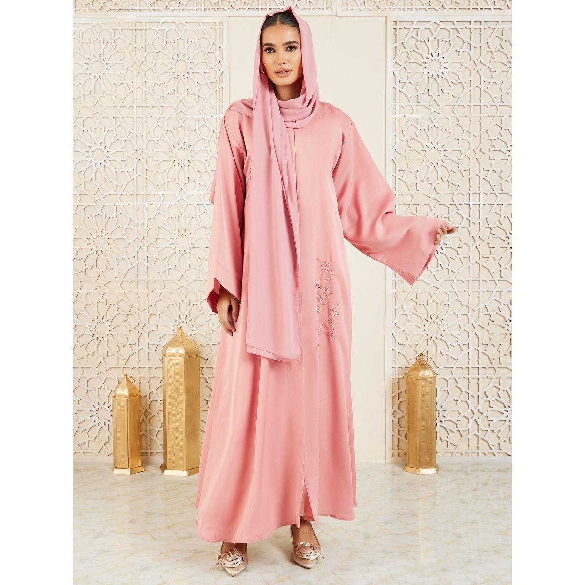 عباية مزينة بزهور وخرز مع زر إغلاق موديست × ستايلي-women-arabicclothing-abayas-image-3