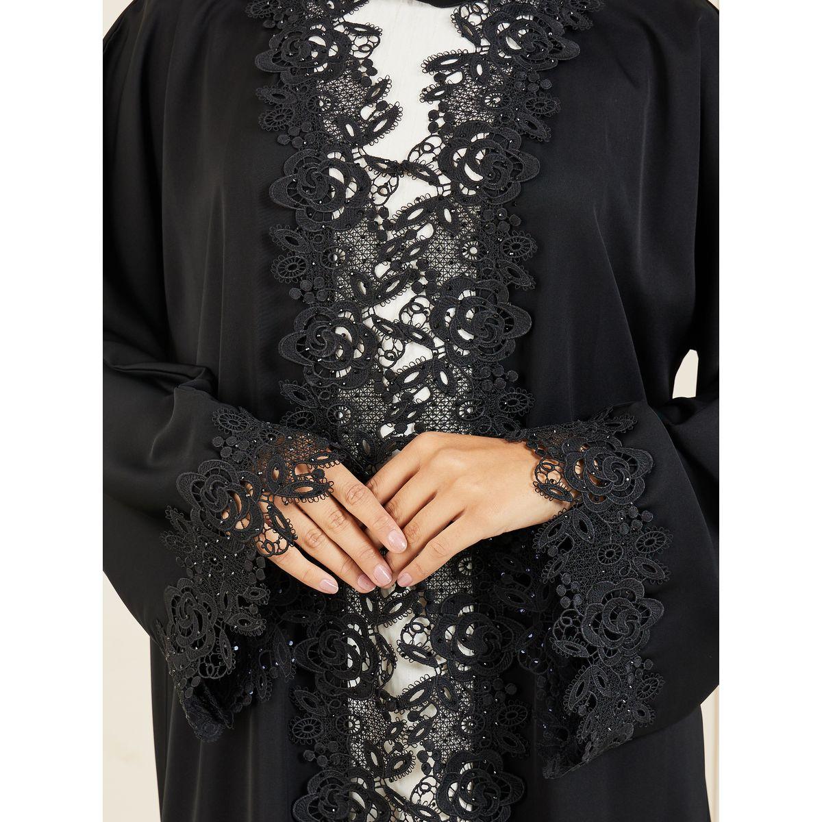 عباية مٌطرّزة بتفاصيل دانتيل موديست × ستايلي-women-arabicclothing-abayas-image-4