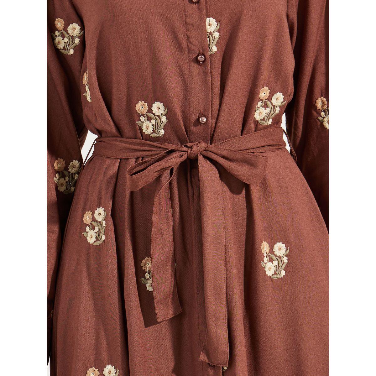 فستان طويل بزهور مُطرّزة مع حزام خصر-women-clothing-dresses-image-3