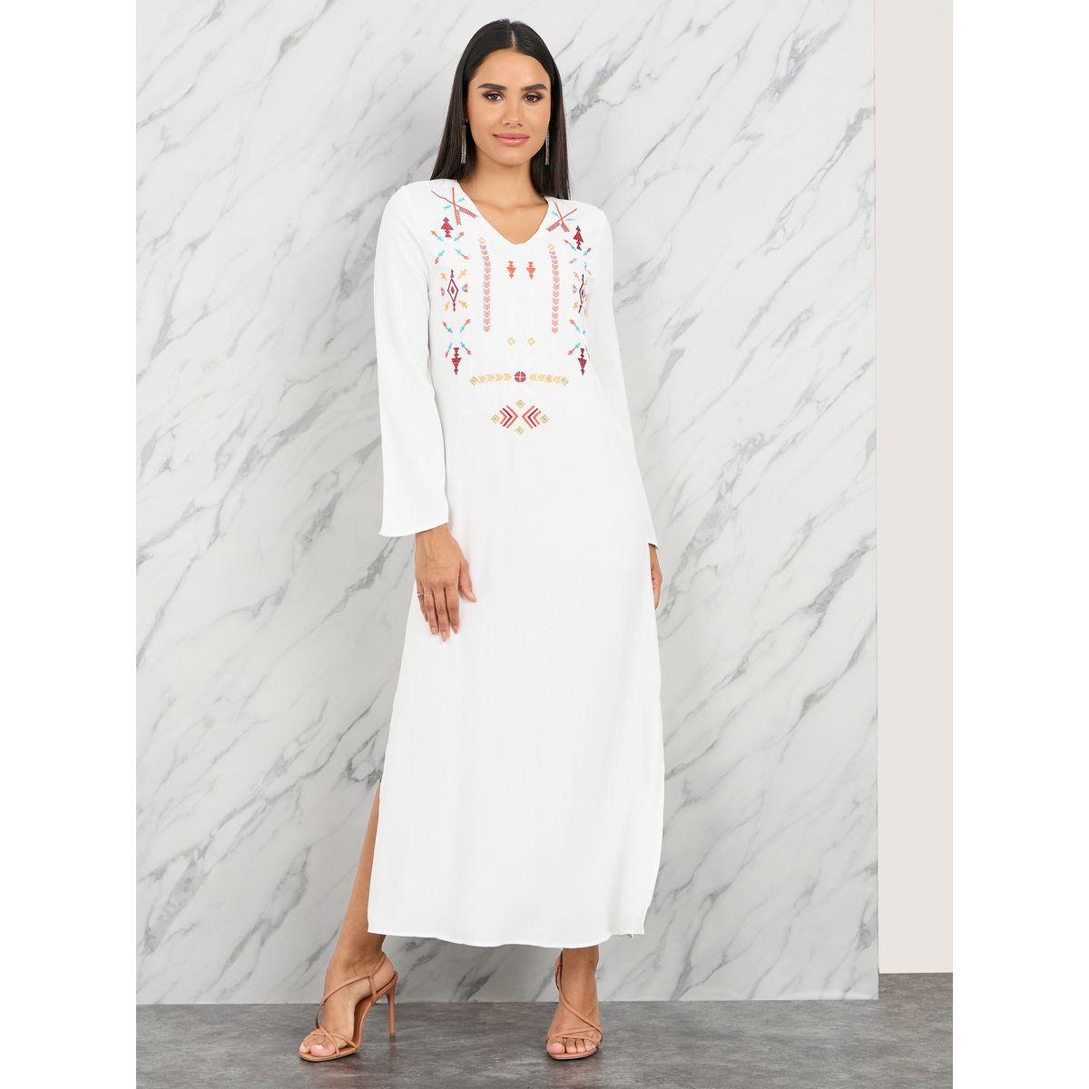 فستان طويل مُطرّز بزهور مع شق جانبي-women-clothing-dresses-image-1