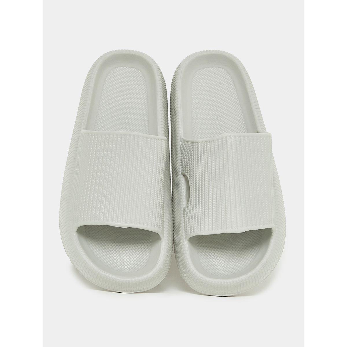 شبشب بكعب شانكي وتفاصيل بارزة الملمس-men-shoes-flipflopsandslides-image-5