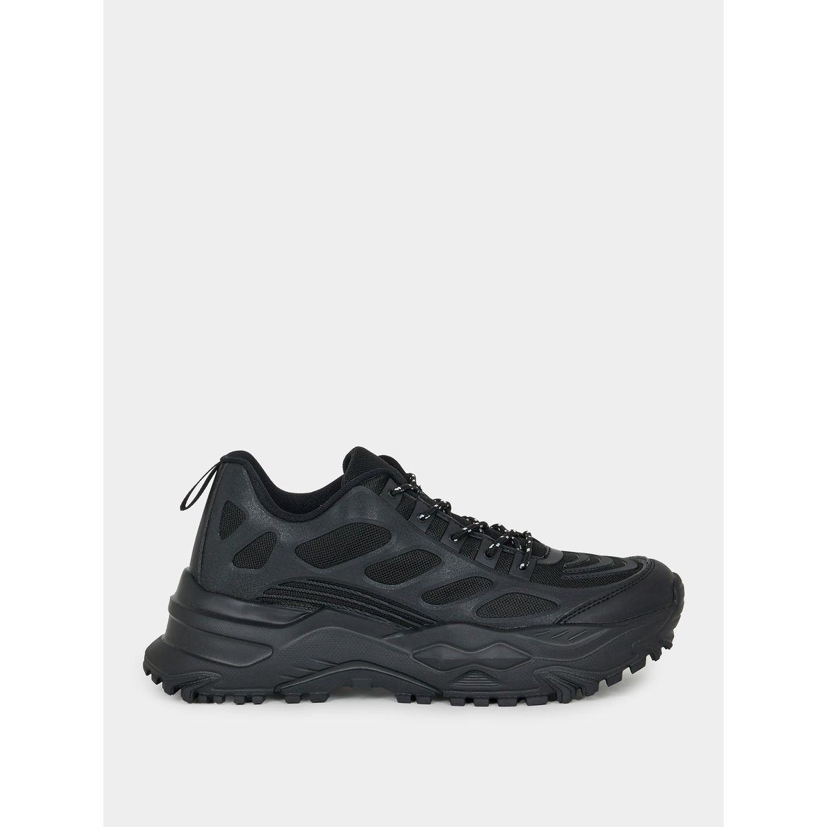 حذاء سنيكرز بكعب شانكي وتفاصيل بارزة الملمس-men-shoes-sneakers-image-1