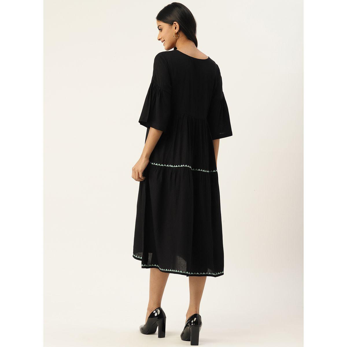 فستان ميدي بتفاصيل مُطرّزة واكمام بنمط جرس-women-clothing-dresses-image-4