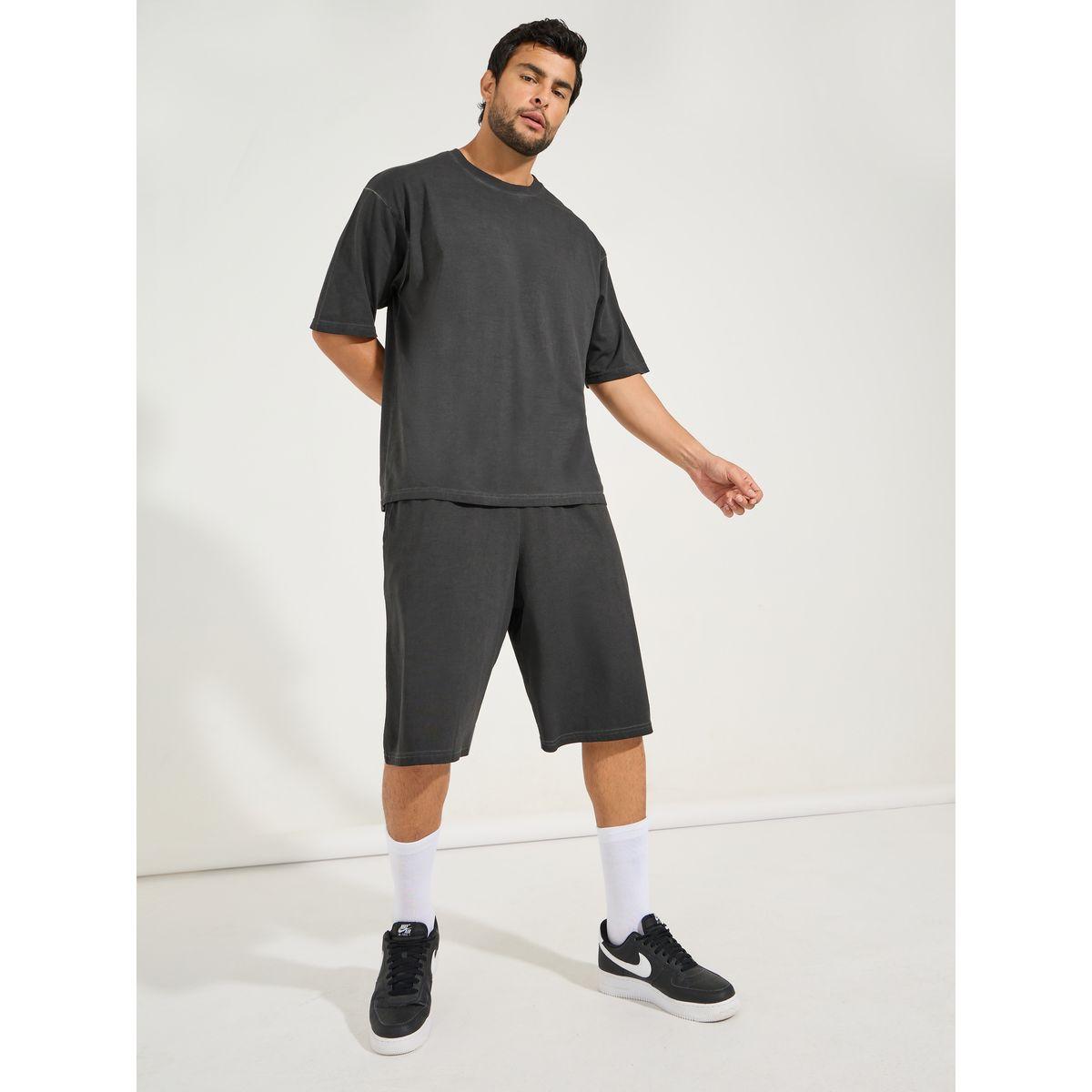 طقم منسق من شورت مع تيشيرت فضفاض بتفاصيل مشطوفة-men-clothing-coordsets-image-1