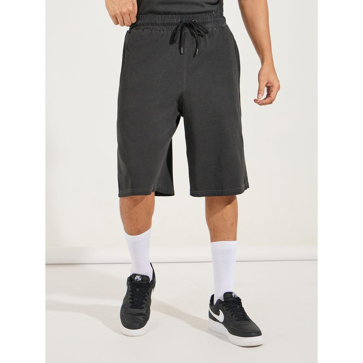 طقم منسق من شورت مع تيشيرت فضفاض بتفاصيل مشطوفة-men-clothing-coordsets-image-4