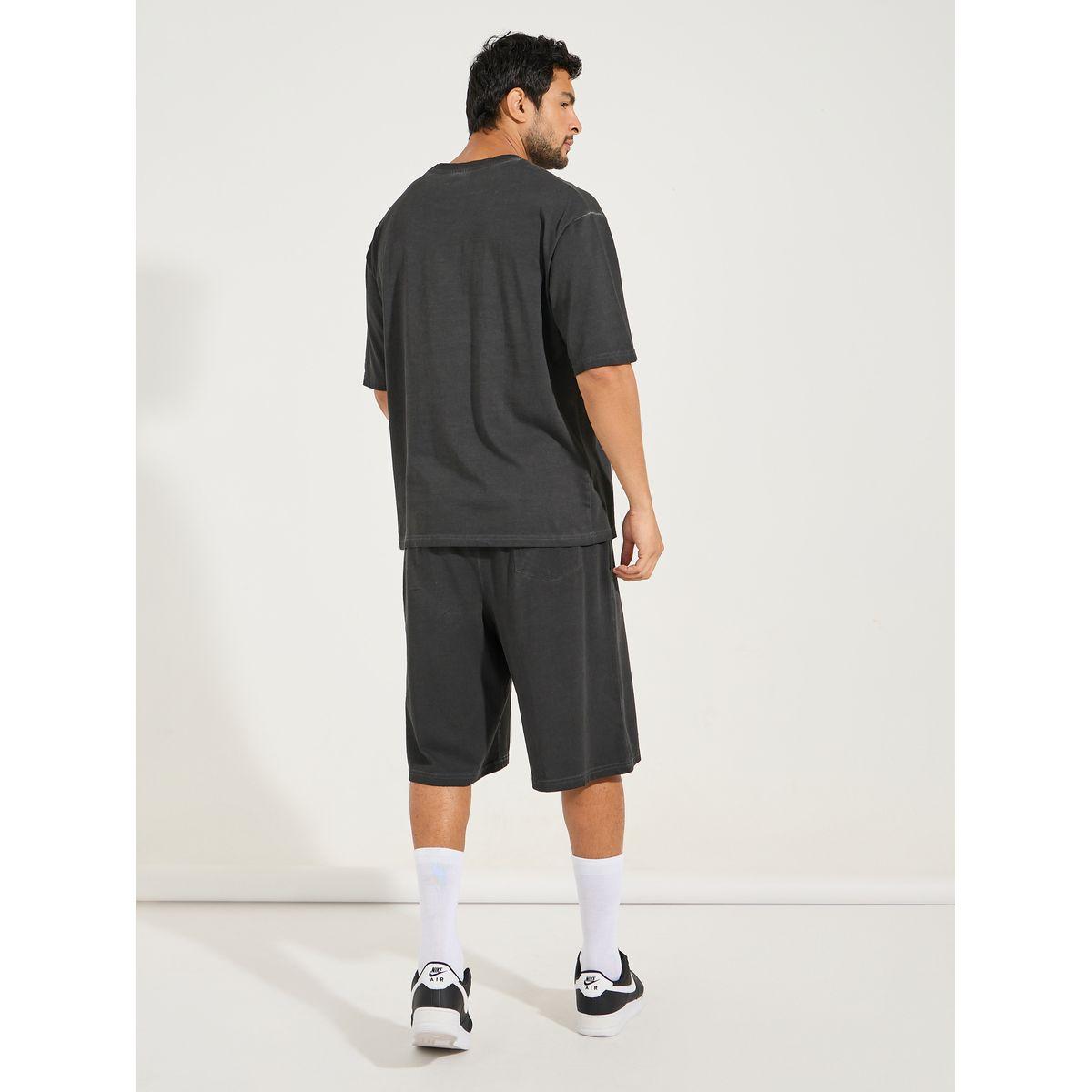 طقم منسق من شورت مع تيشيرت فضفاض بتفاصيل مشطوفة-men-clothing-coordsets-image-5