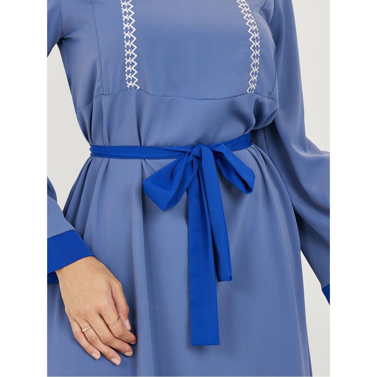 فستان ميدي بتفاصيل مُطرّزة مع حزام-women-clothing-dresses-image-3
