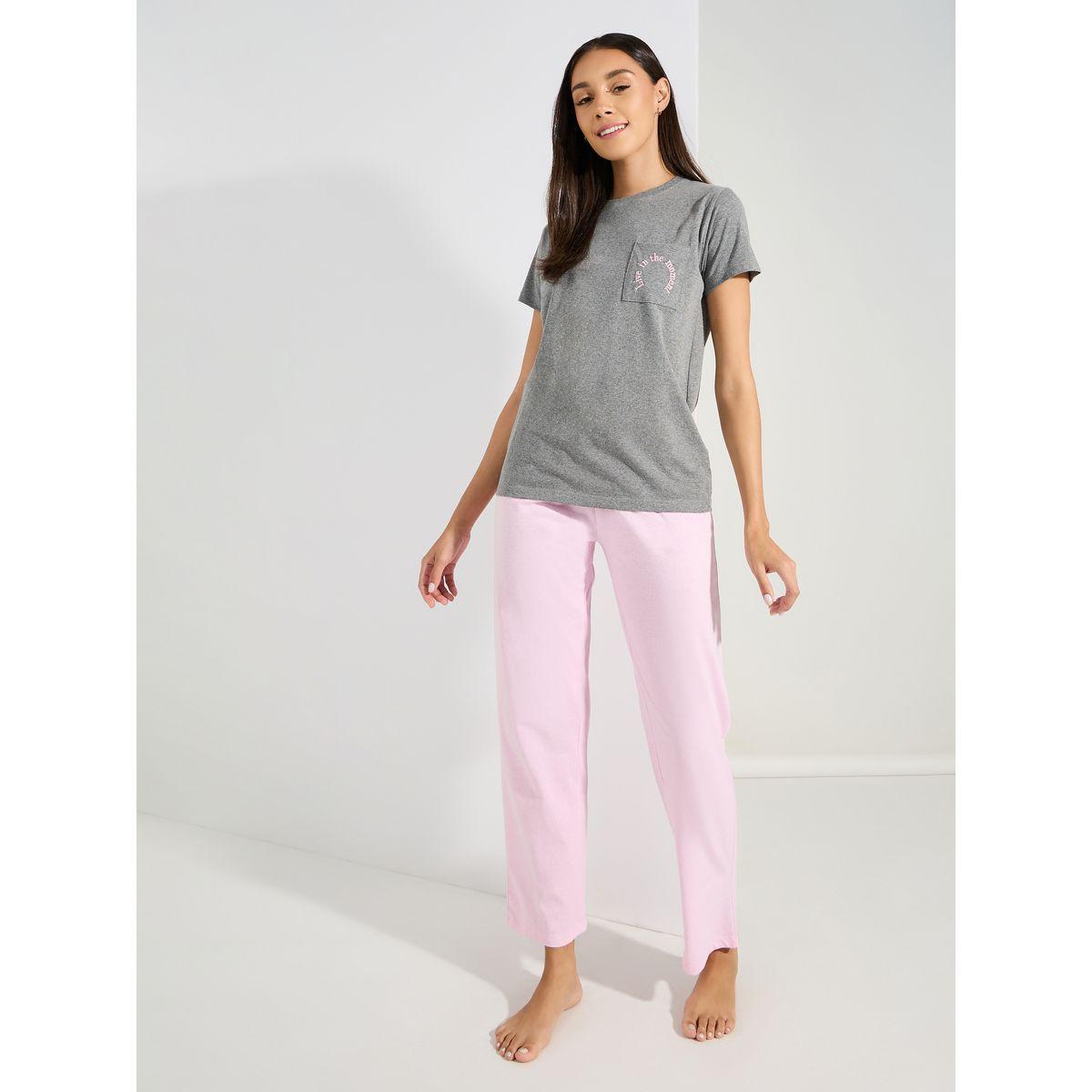 طقم من بنطال بيجاما مع تيشيرت وجيب بكتابة مُطرّزة-women-clothing-nightwear-pyjamas-longsets-image-2