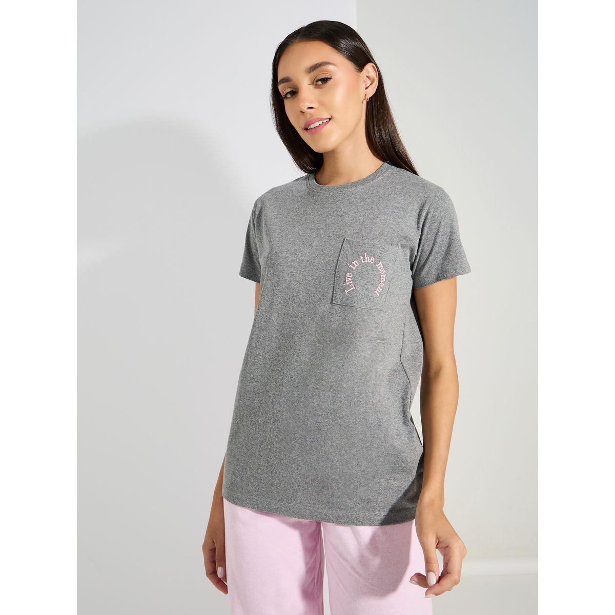 طقم من بنطال بيجاما مع تيشيرت وجيب بكتابة مُطرّزة-women-clothing-nightwear-pyjamas-longsets-image-3