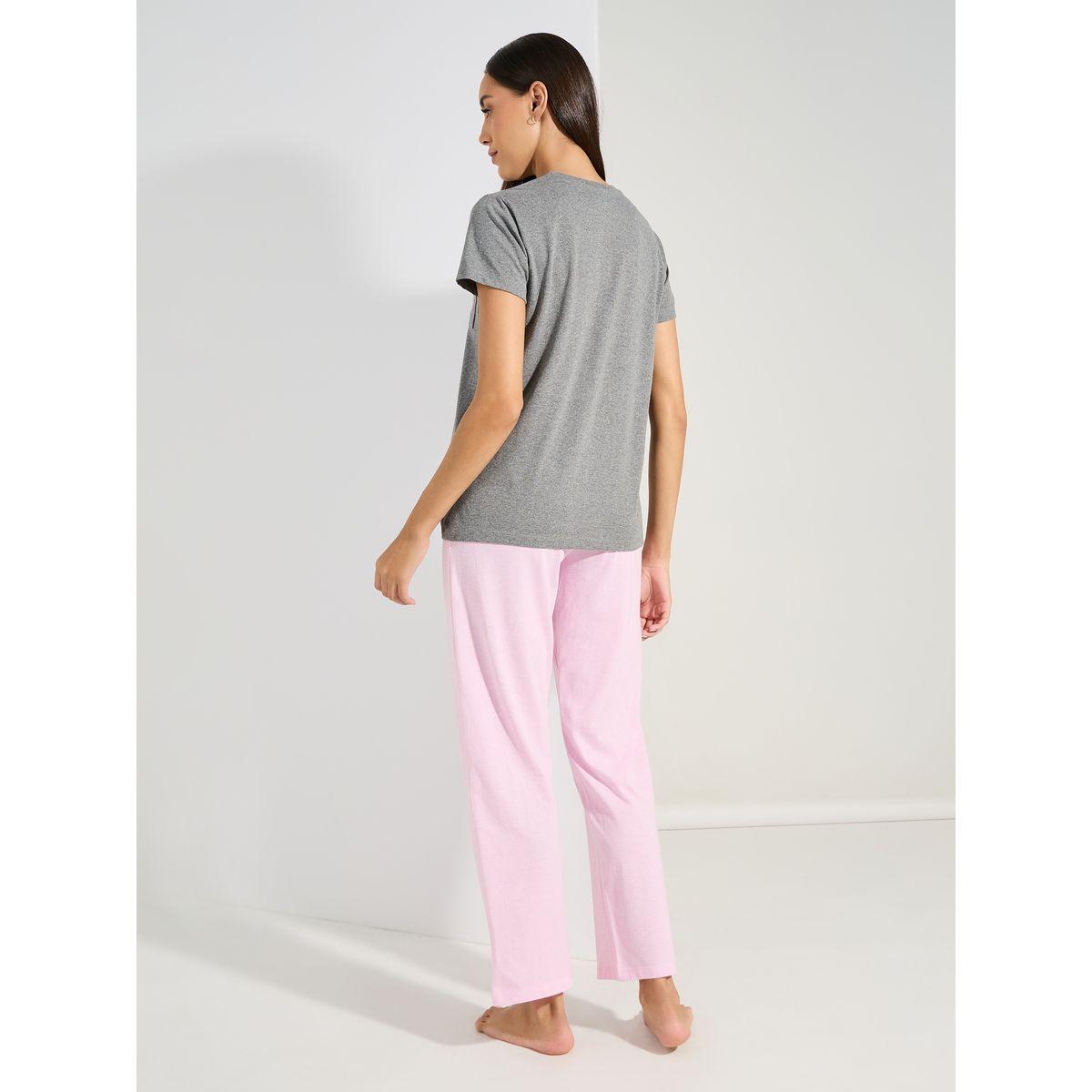 طقم من بنطال بيجاما مع تيشيرت وجيب بكتابة مُطرّزة-women-clothing-nightwear-pyjamas-longsets-image-7