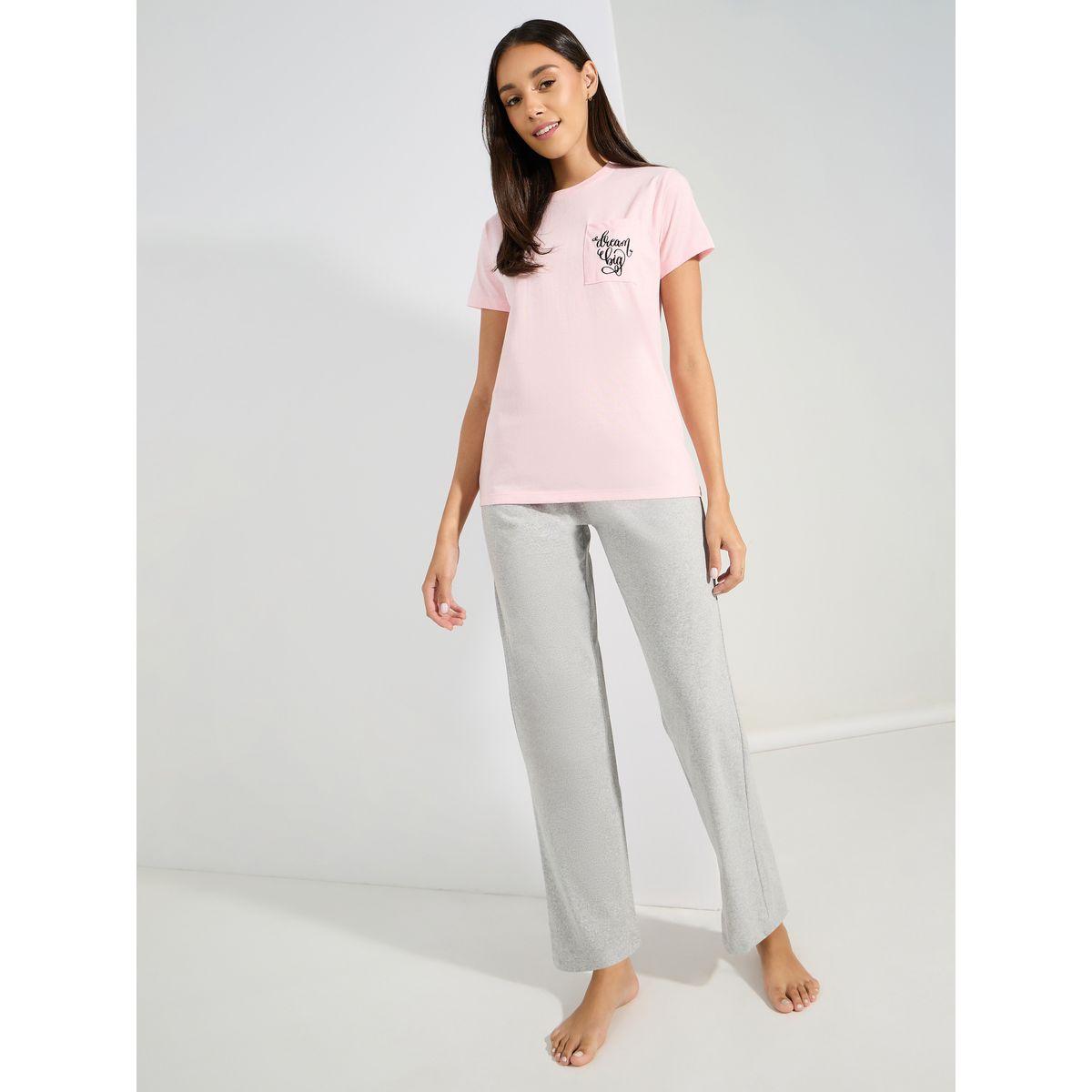 طقم من بنطال بيجاما مع تيشيرت وجيب بكتابة مُطرّزة-women-clothing-nightwear-pyjamas-longsets-image-1