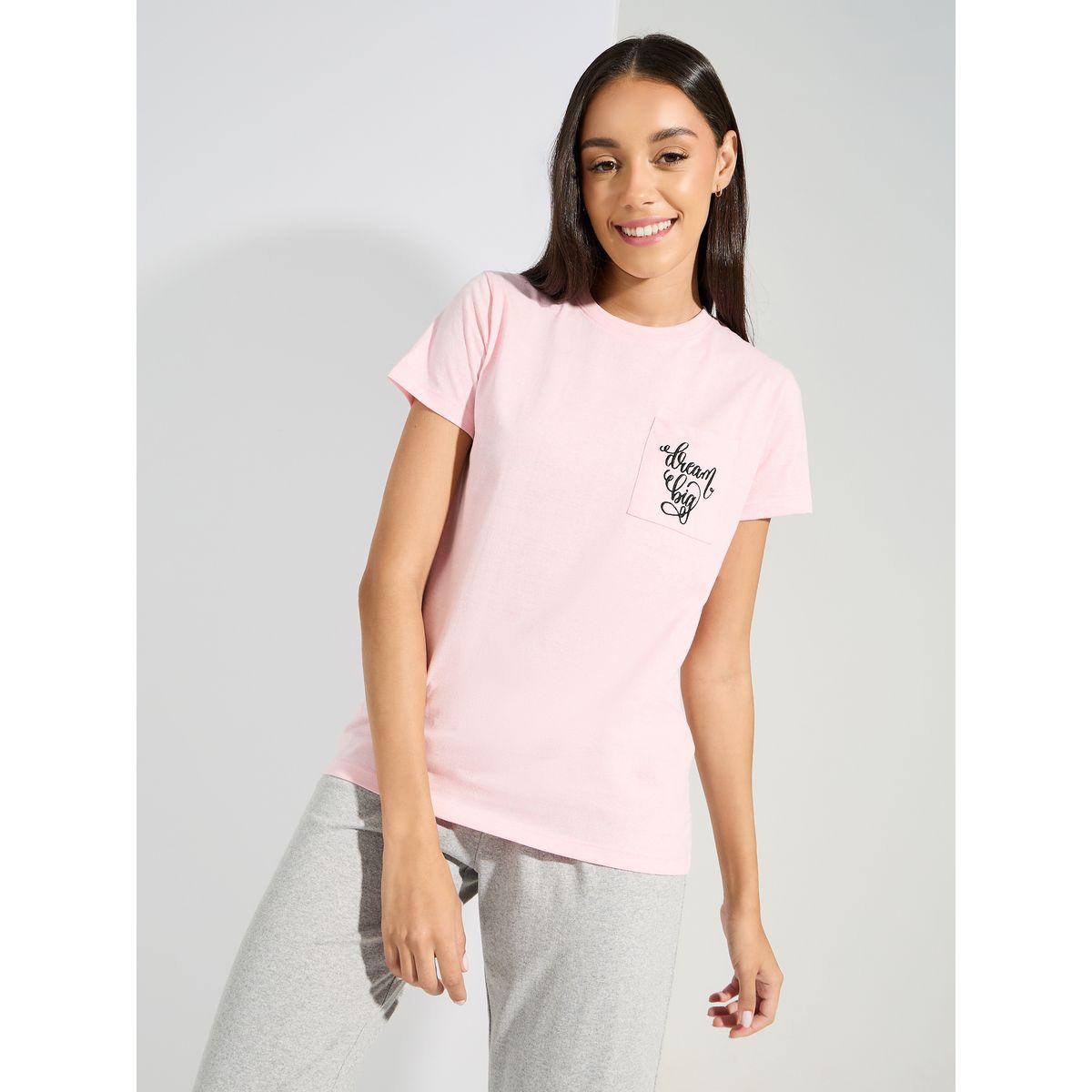 طقم من بنطال بيجاما مع تيشيرت وجيب بكتابة مُطرّزة-women-clothing-nightwear-pyjamas-longsets-image-2