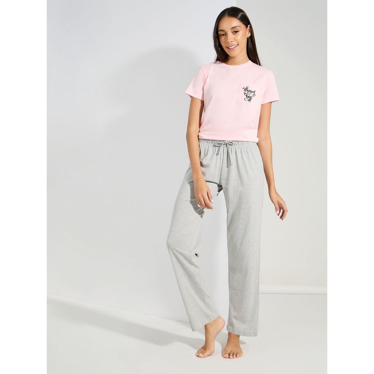 طقم من بنطال بيجاما مع تيشيرت وجيب بكتابة مُطرّزة-women-clothing-nightwear-pyjamas-longsets-image-4