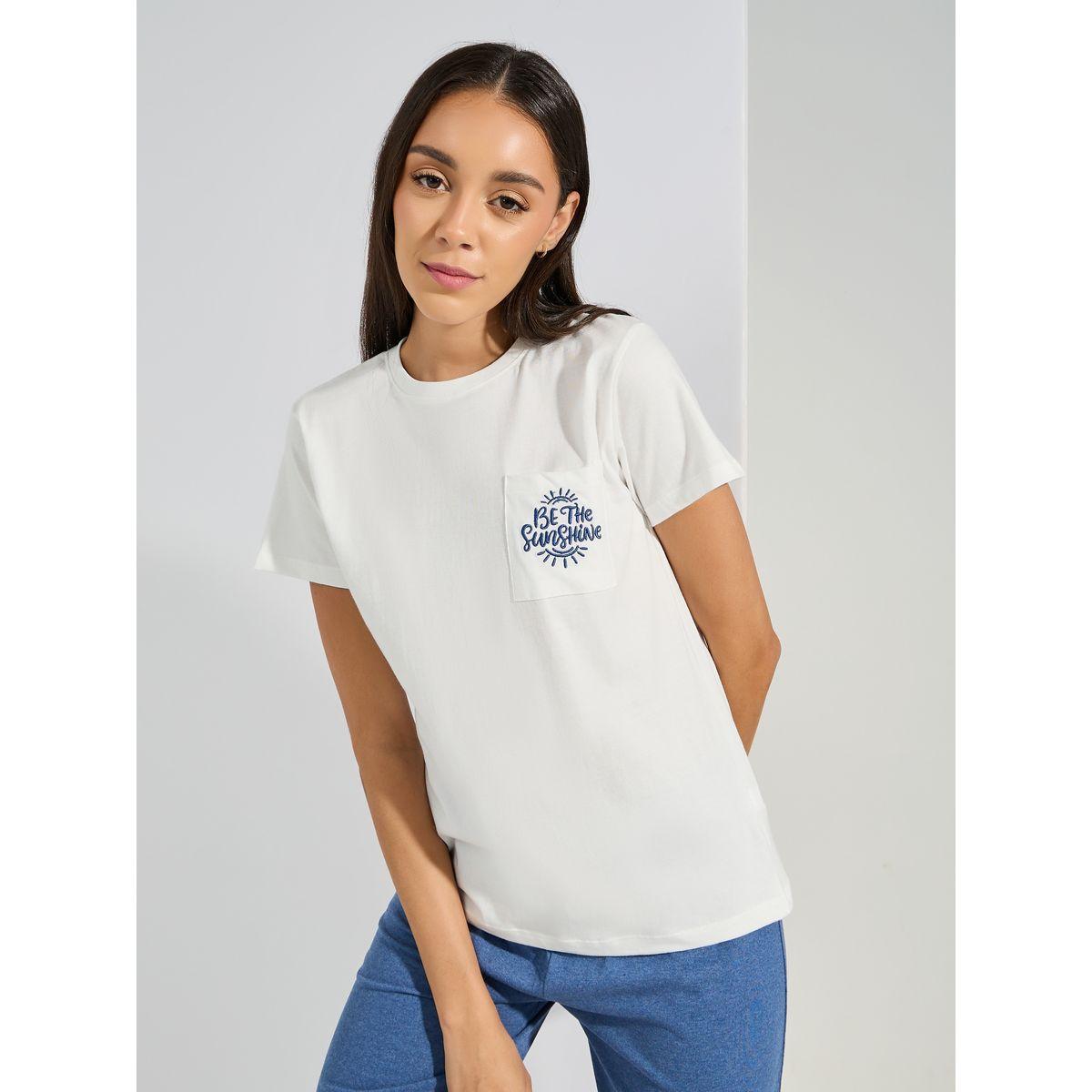 طقم من بنطال بيجاما مع تيشيرت وجيب بكتابة مُطرّزة-women-clothing-nightwear-pyjamas-longsets-image-2