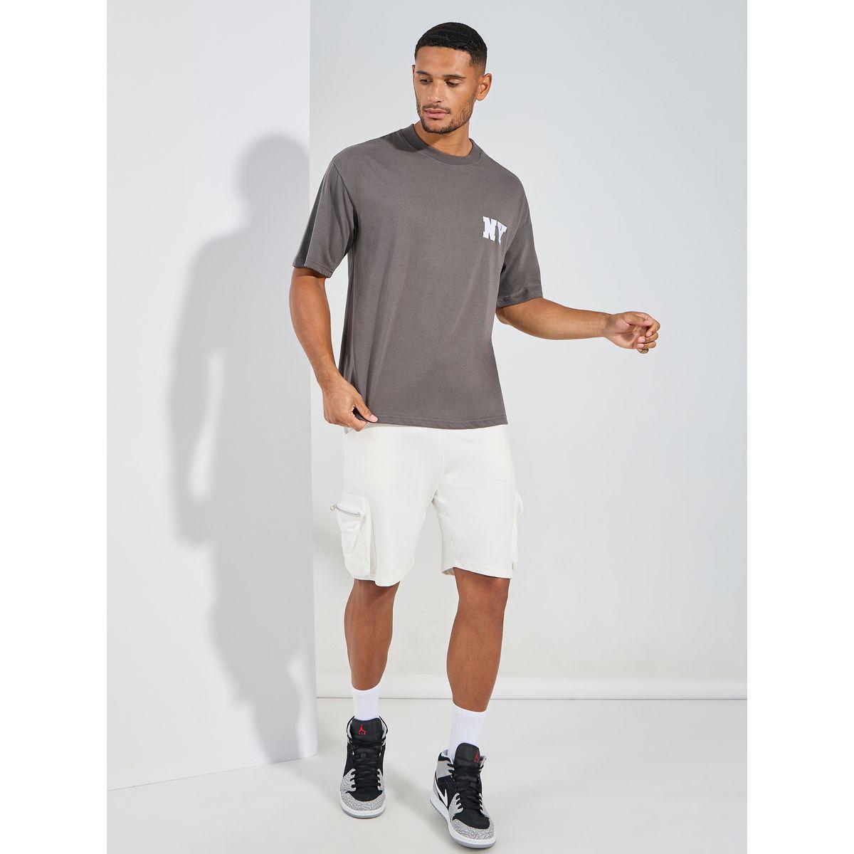 تيشيرت قطن فضفاض مُطرّز بتفاصيل ناعمة-men-clothing-tshirtsandpolos-tshirts-image-2