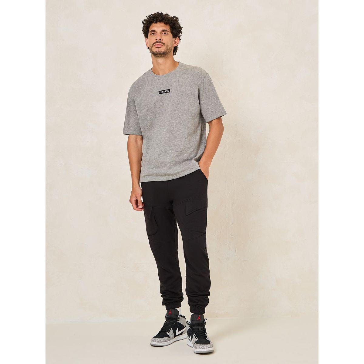 تيشيرت قطن فضفاض مزين بشارة-men-clothing-tshirtsandpolos-tshirts-image-2