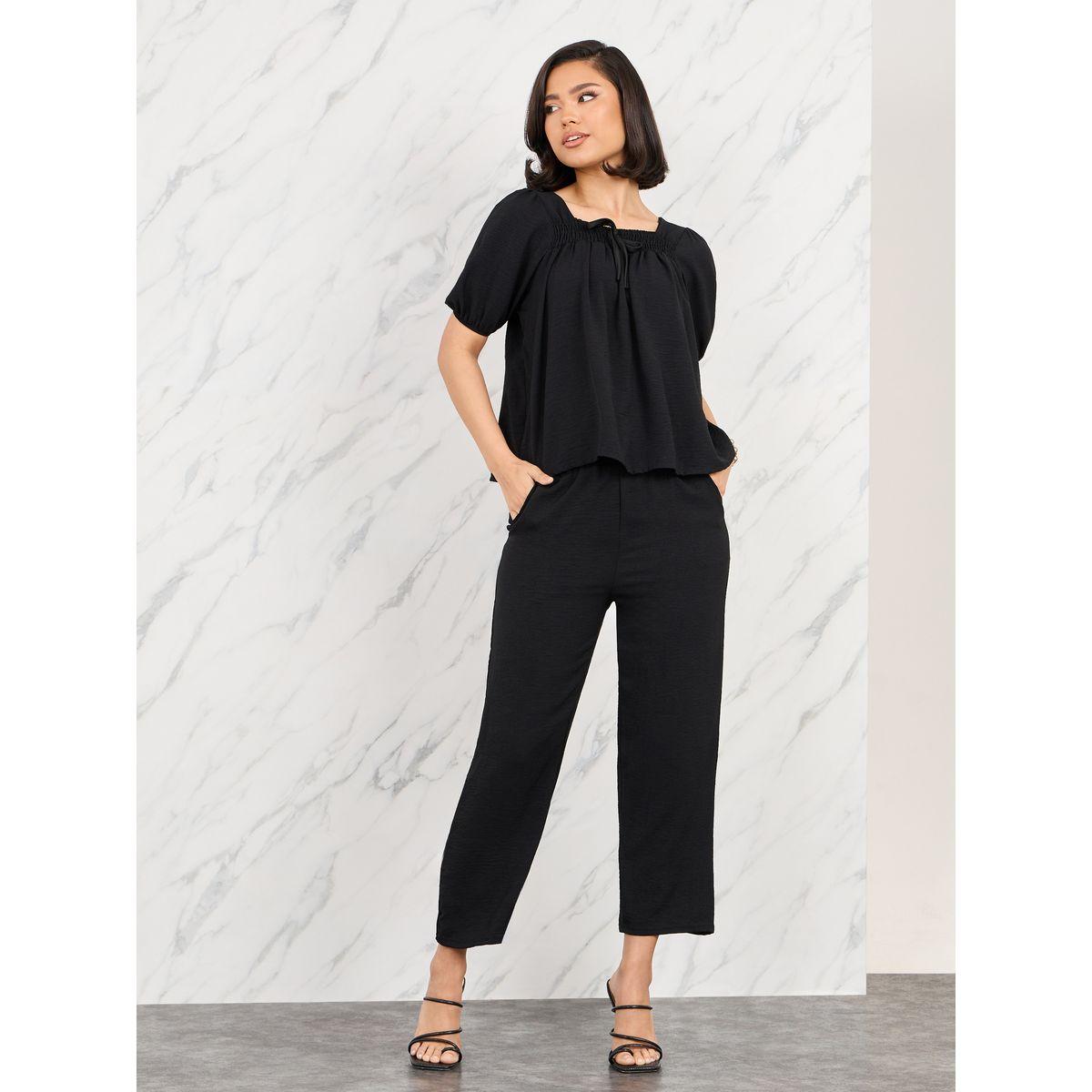 بنطال قصير بارجل مستقيمة وبلوزة بياقة واسعة-women-clothing-coordsets-image-1