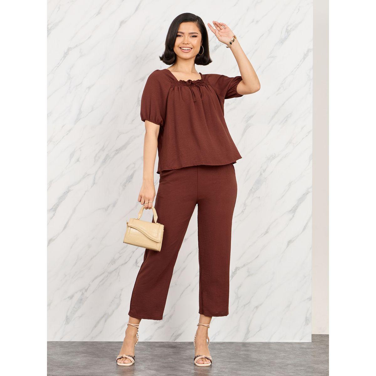 مجموعة من بنطال قصير مع بلوزة بياقة واسعة-women-clothing-coordsets-image-1