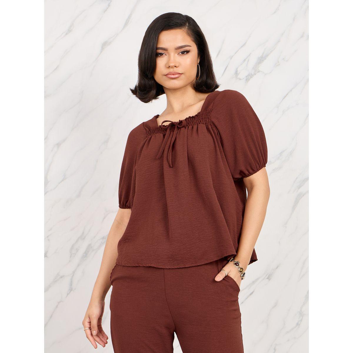 مجموعة من بنطال قصير مع بلوزة بياقة واسعة-women-clothing-coordsets-image-2