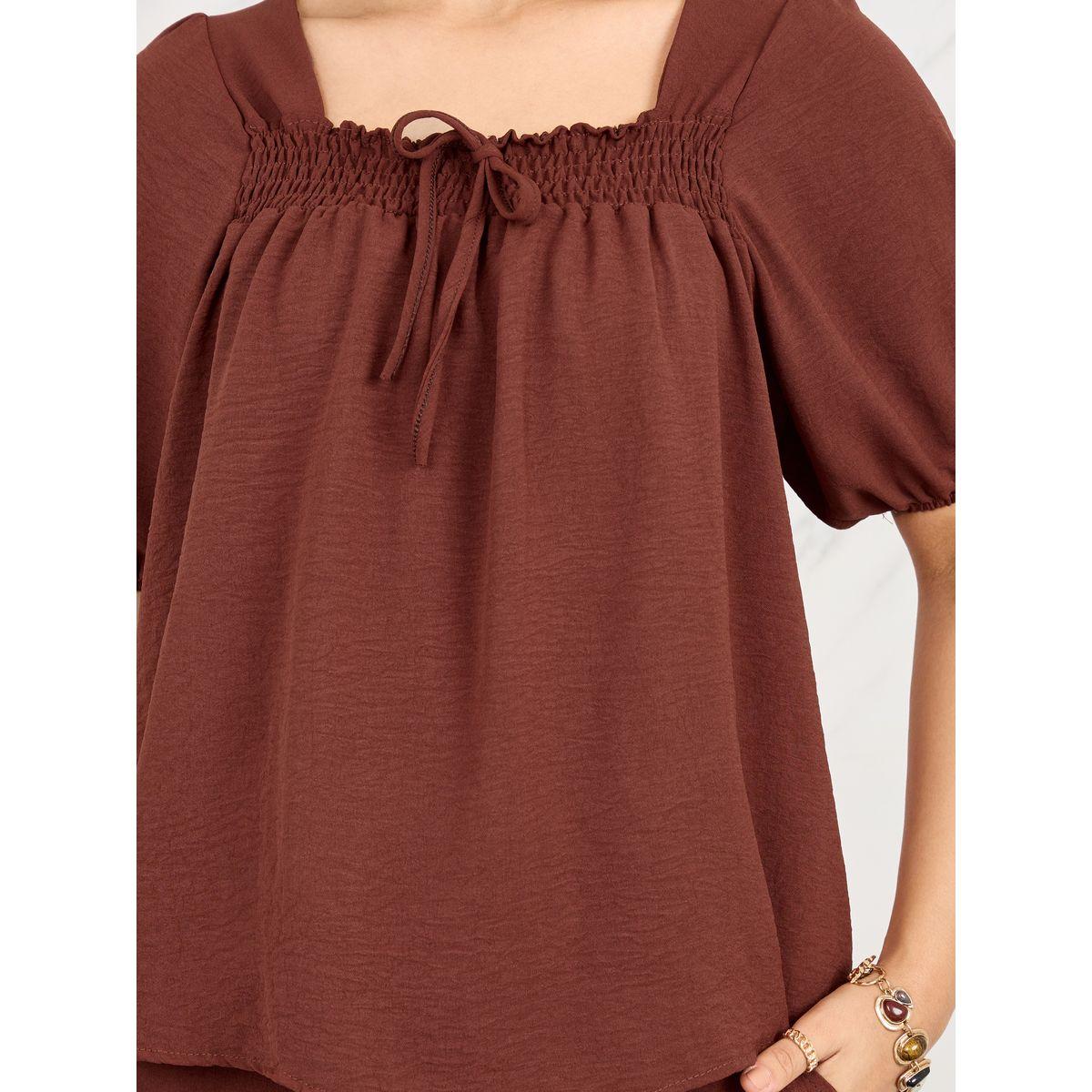 مجموعة من بنطال قصير مع بلوزة بياقة واسعة-women-clothing-coordsets-image-3