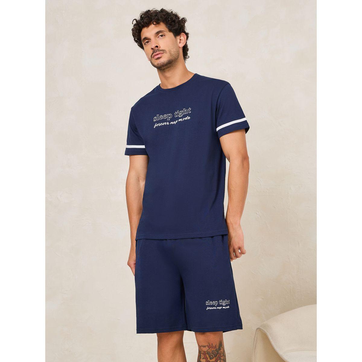 مجموعة من شورت وتيشيرت بطبعة كتابة-men-clothing-nightwear-sets-image-1