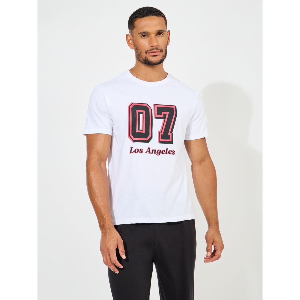 طقم من بنطال بيجاما مع تيشيرت بطبعة فارسيتي-men-clothing-nightwear-sets-image-2