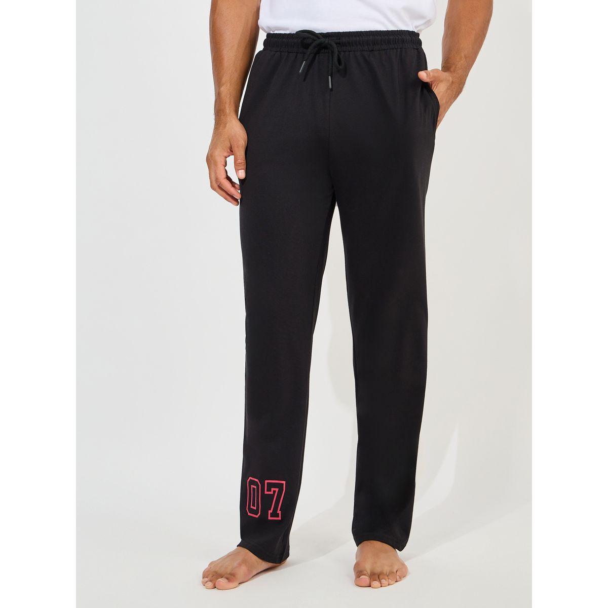 طقم من بنطال بيجاما مع تيشيرت بطبعة فارسيتي-men-clothing-nightwear-sets-image-5