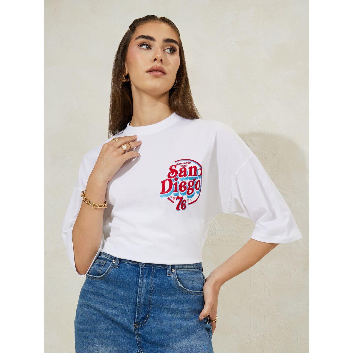 تيشيرت فضفاض باكتاف منخفضة وتفاصيل مُطرّزة-women-clothing-tshirts-image-1