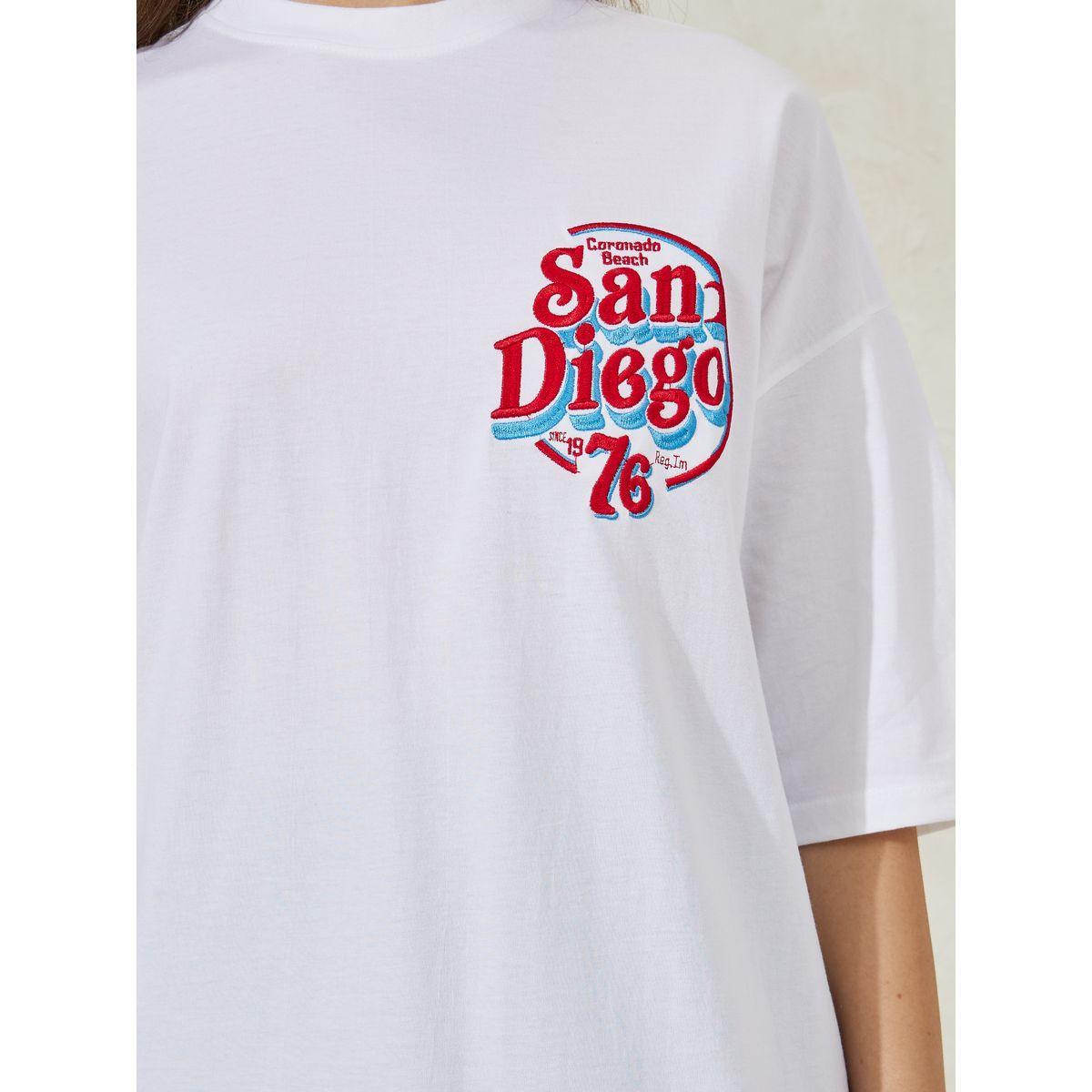 تيشيرت فضفاض باكتاف منخفضة وتفاصيل مُطرّزة-women-clothing-tshirts-image-4