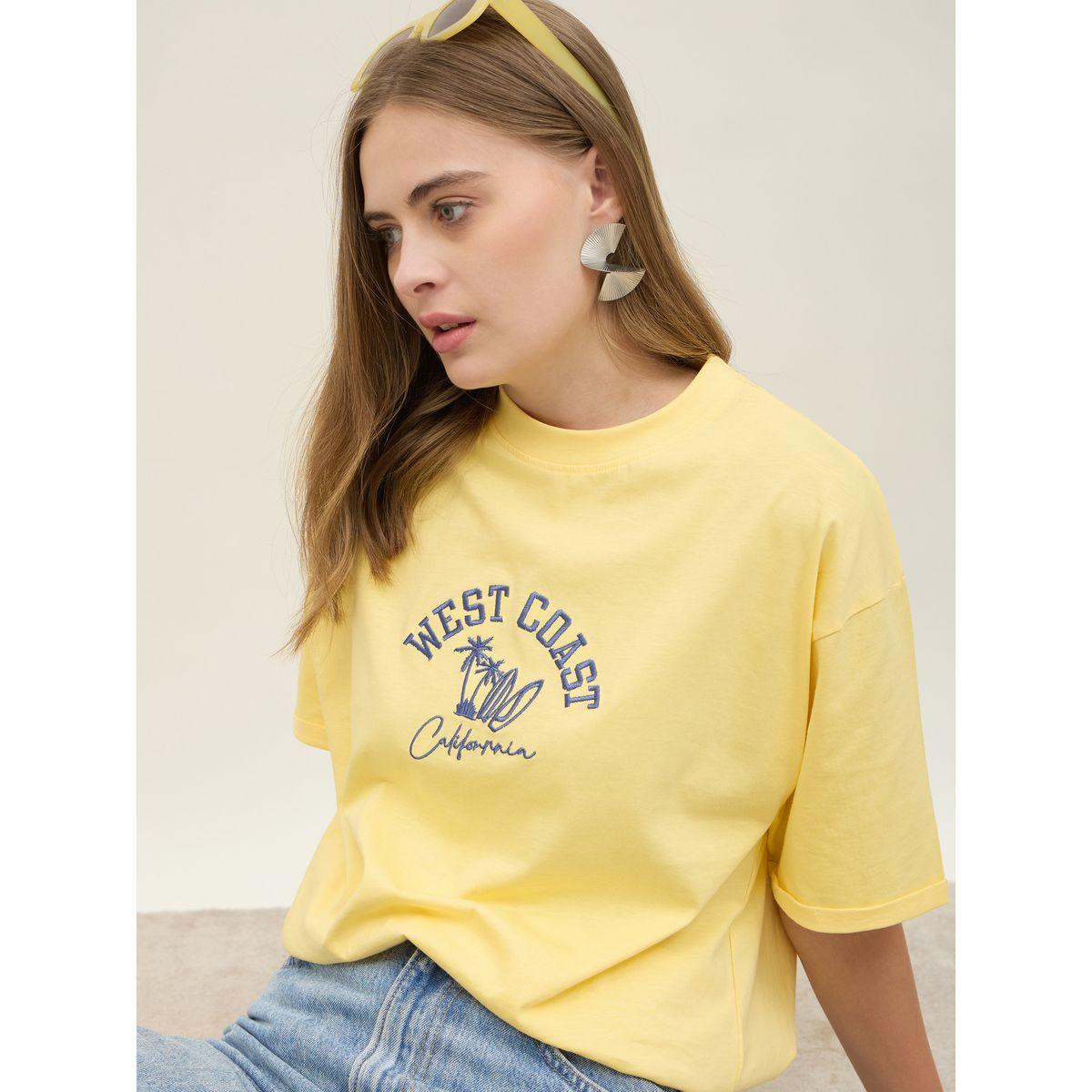 تيشيرت فضفاض بتفاصيل مُطرّزة وأكمام مطوية-women-clothing-tshirts-image-4